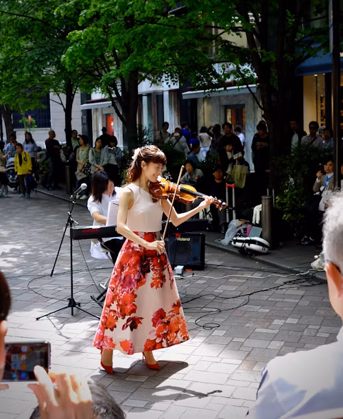 woman playing the violin